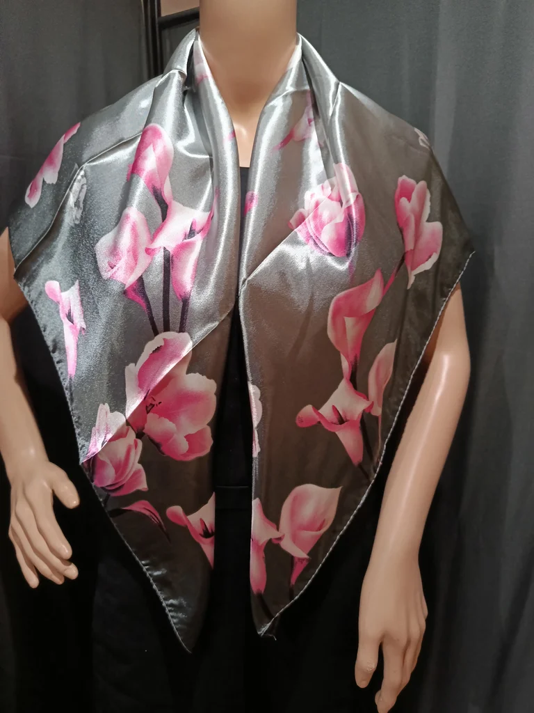 Foulard carré.Gris et rose